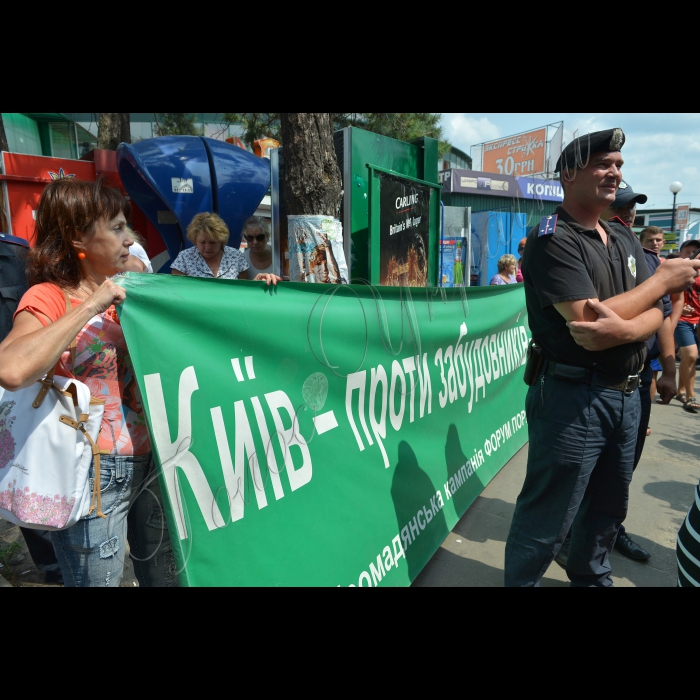 Відбулась акція протесту «Не дай себе зламати!» Біля метро «Лісова», на території транспортної розв’язки, Київрада виділила землю під будівництво чергового торговельно-розва¬жального центру -- за три кроки поруч із побудованим раніше.  Було вилучено 1,71 га та 2,3 га у КП «Дарницьке лісопаркове господарство», куди ввійшла частина землі парку «Кіото». Уся ця земля була передана ТОВ «ЖенСан», яке одразу розпочало засмічувати парк ганделиками та наливайками. У результаті «діяльності» «ЖенСану» почали чахнути й пропадати столітні сосни. На їх місці планують побудувати японський ресторан. Організатор акції: Громадянська ініціатива «Армія порятунку Лісового масиву».
Під час акції пікетувальники зламали паркан навколо будівництва.

