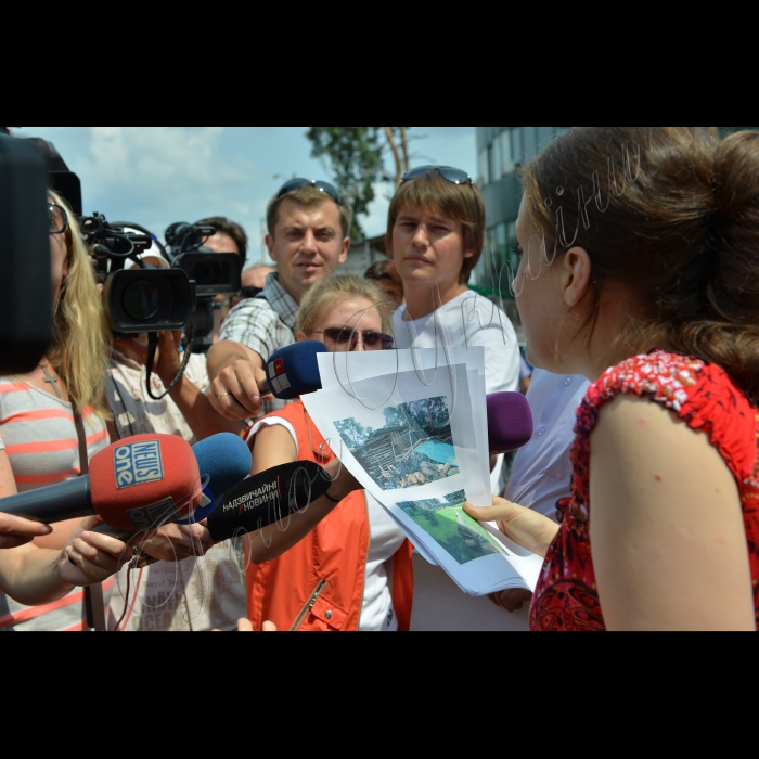 Відбулась акція протесту «Не дай себе зламати!» Біля метро «Лісова», на території транспортної розв’язки, Київрада виділила землю під будівництво чергового торговельно-розва¬жального центру -- за три кроки поруч із побудованим раніше.  Було вилучено 1,71 га та 2,3 га у КП «Дарницьке лісопаркове господарство», куди ввійшла частина землі парку «Кіото». Уся ця земля була передана ТОВ «ЖенСан», яке одразу розпочало засмічувати парк ганделиками та наливайками. У результаті «діяльності» «ЖенСану» почали чахнути й пропадати столітні сосни. На їх місці планують побудувати японський ресторан. Організатор акції: Громадянська ініціатива «Армія порятунку Лісового масиву».
Під час акції пікетувальники зламали паркан навколо будівництва.

