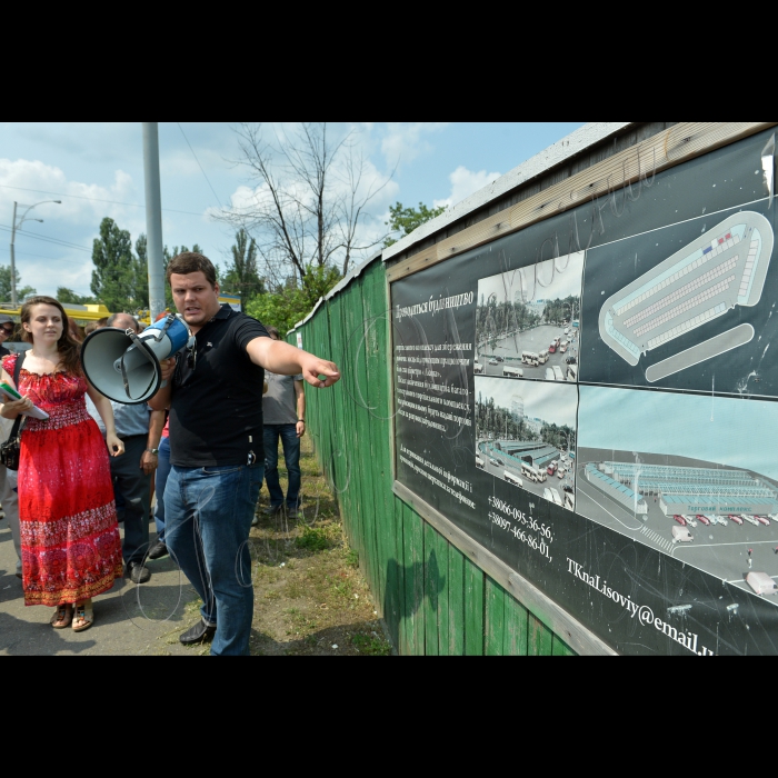 Відбулась акція протесту «Не дай себе зламати!» Біля метро «Лісова», на території транспортної розв’язки, Київрада виділила землю під будівництво чергового торговельно-розва¬жального центру -- за три кроки поруч із побудованим раніше.  Було вилучено 1,71 га та 2,3 га у КП «Дарницьке лісопаркове господарство», куди ввійшла частина землі парку «Кіото». Уся ця земля була передана ТОВ «ЖенСан», яке одразу розпочало засмічувати парк ганделиками та наливайками. У результаті «діяльності» «ЖенСану» почали чахнути й пропадати столітні сосни. На їх місці планують побудувати японський ресторан. Організатор акції: Громадянська ініціатива «Армія порятунку Лісового масиву».
Під час акції пікетувальники зламали паркан навколо будівництва.

