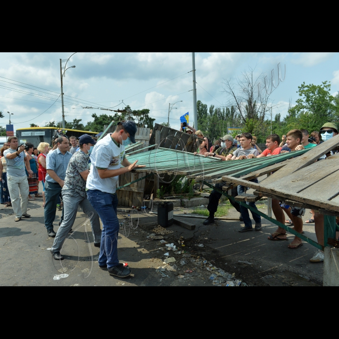 Відбулась акція протесту «Не дай себе зламати!» Біля метро «Лісова», на території транспортної розв’язки, Київрада виділила землю під будівництво чергового торговельно-розва¬жального центру -- за три кроки поруч із побудованим раніше.  Було вилучено 1,71 га та 2,3 га у КП «Дарницьке лісопаркове господарство», куди ввійшла частина землі парку «Кіото». Уся ця земля була передана ТОВ «ЖенСан», яке одразу розпочало засмічувати парк ганделиками та наливайками. У результаті «діяльності» «ЖенСану» почали чахнути й пропадати столітні сосни. На їх місці планують побудувати японський ресторан. Організатор акції: Громадянська ініціатива «Армія порятунку Лісового масиву».
Під час акції пікетувальники зламали паркан навколо будівництва.

