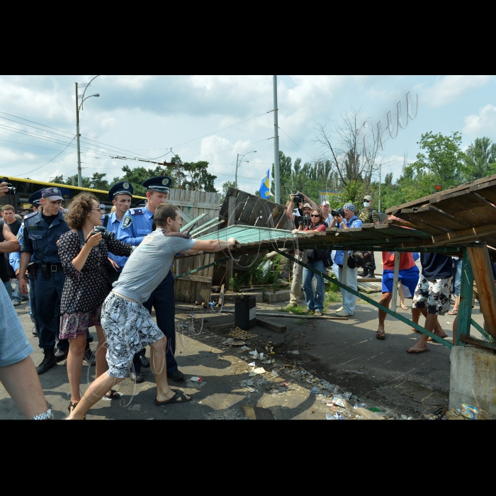 Відбулась акція протесту «Не дай себе зламати!» Біля метро «Лісова», на території транспортної розв’язки, Київрада виділила землю під будівництво чергового торговельно-розва¬жального центру -- за три кроки поруч із побудованим раніше.  Було вилучено 1,71 га та 2,3 га у КП «Дарницьке лісопаркове господарство», куди ввійшла частина землі парку «Кіото». Уся ця земля була передана ТОВ «ЖенСан», яке одразу розпочало засмічувати парк ганделиками та наливайками. У результаті «діяльності» «ЖенСану» почали чахнути й пропадати столітні сосни. На їх місці планують побудувати японський ресторан. Організатор акції: Громадянська ініціатива «Армія порятунку Лісового масиву».
Під час акції пікетувальники зламали паркан навколо будівництва.

