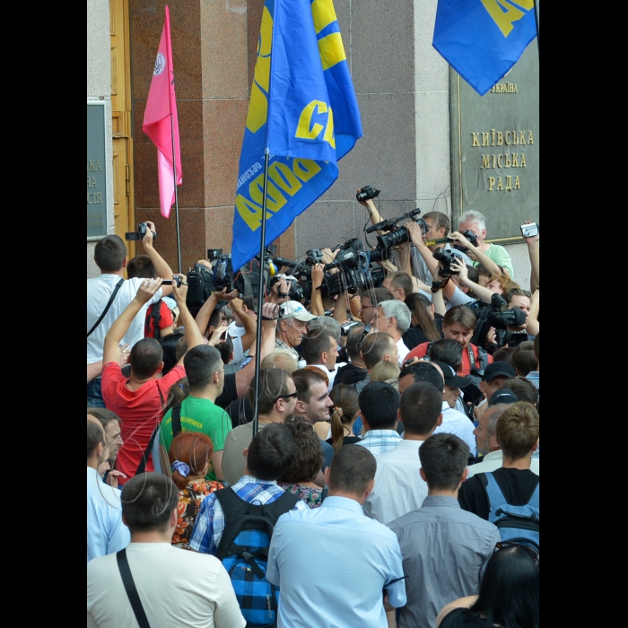 Біля КМДА паралельно було проведено декілька акцій. Зокрема кияни - представники громадської ініціативи «Рух Гая Фокса» розпочали масштабну акцію-флешмоб, під час якої спалили двометровий макет будівлі міськадміністрації факелом, принесеним активістами 