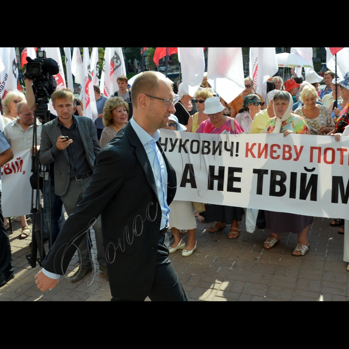 Біля КМДА паралельно було проведено декілька акцій. Зокрема кияни - представники громадської ініціативи «Рух Гая Фокса» розпочали масштабну акцію-флешмоб, під час якої спалили двометровий макет будівлі міськадміністрації факелом, принесеним активістами 