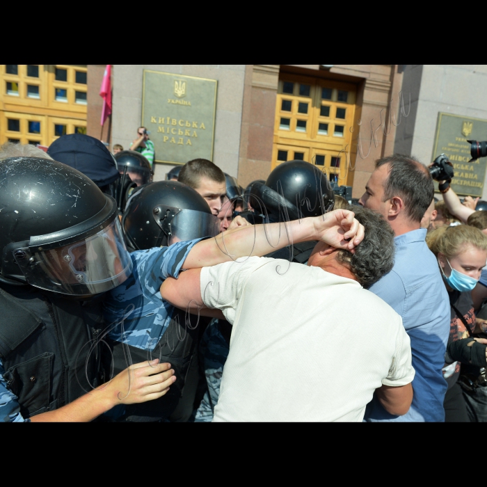 Біля КМДА паралельно було проведено декілька акцій. Зокрема кияни - представники громадської ініціативи «Рух Гая Фокса» розпочали масштабну акцію-флешмоб, під час якої спалили двометровий макет будівлі міськадміністрації факелом, принесеним активістами 