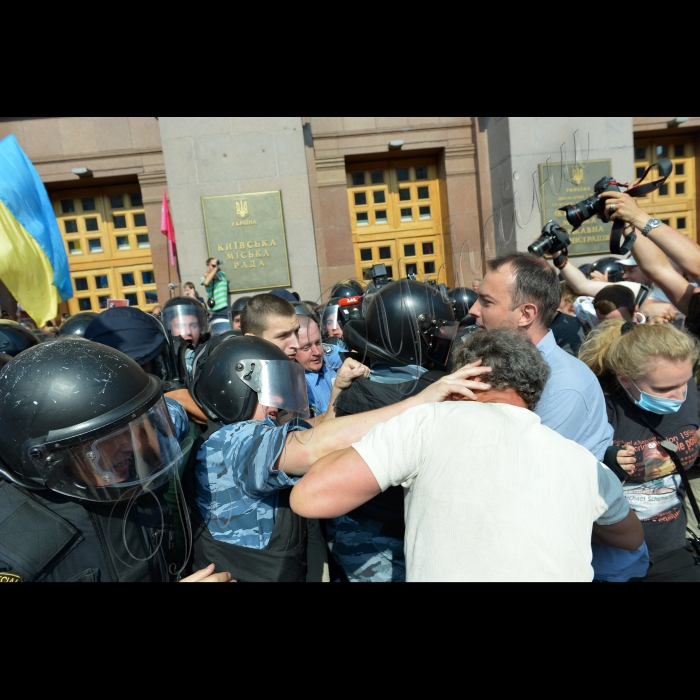 Біля КМДА паралельно було проведено декілька акцій. Зокрема кияни - представники громадської ініціативи «Рух Гая Фокса» розпочали масштабну акцію-флешмоб, під час якої спалили двометровий макет будівлі міськадміністрації факелом, принесеним активістами 