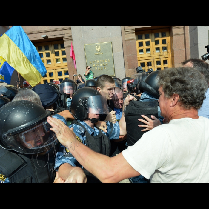 Біля КМДА паралельно було проведено декілька акцій. Зокрема кияни - представники громадської ініціативи «Рух Гая Фокса» розпочали масштабну акцію-флешмоб, під час якої спалили двометровий макет будівлі міськадміністрації факелом, принесеним активістами 