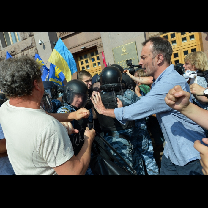 Біля КМДА паралельно було проведено декілька акцій. Зокрема кияни - представники громадської ініціативи «Рух Гая Фокса» розпочали масштабну акцію-флешмоб, під час якої спалили двометровий макет будівлі міськадміністрації факелом, принесеним активістами 