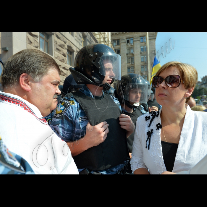 Біля КМДА паралельно було проведено декілька акцій. Зокрема кияни - представники громадської ініціативи «Рух Гая Фокса» розпочали масштабну акцію-флешмоб, під час якої спалили двометровий макет будівлі міськадміністрації факелом, принесеним активістами 