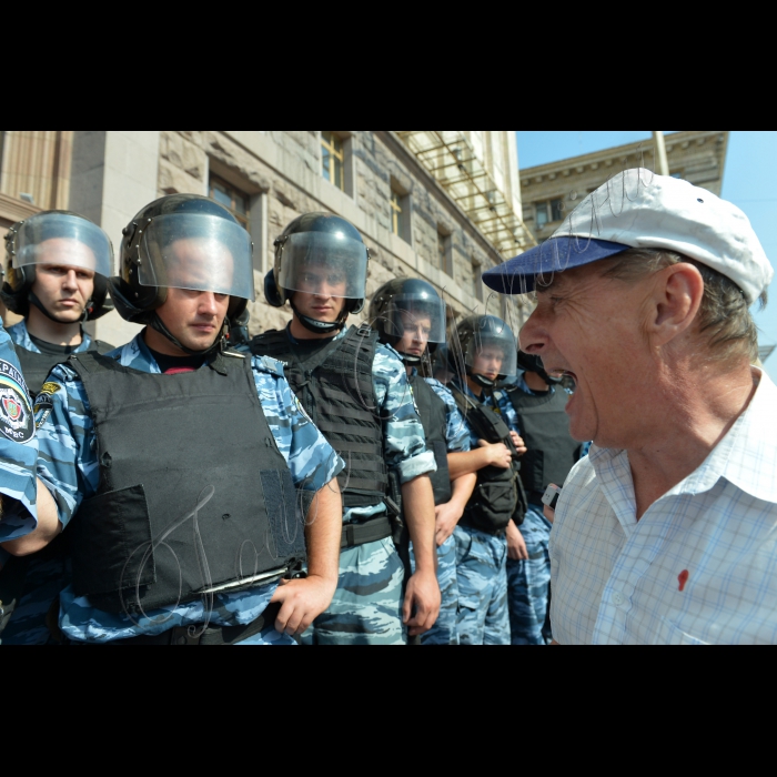 Біля КМДА паралельно було проведено декілька акцій. Зокрема кияни - представники громадської ініціативи «Рух Гая Фокса» розпочали масштабну акцію-флешмоб, під час якої спалили двометровий макет будівлі міськадміністрації факелом, принесеним активістами 