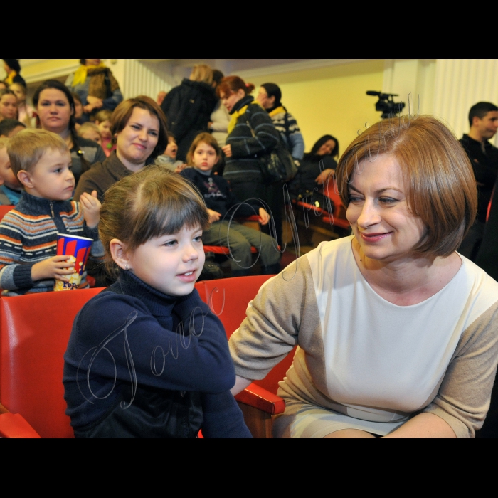  За участю заст.голови Київської міської державної адміністрації Ганни Старостенко в концертному зали ПАТ «Київпроект», відбулась  культурно-мистецька акція для дітей, внутрішньо переміщених осіб зі  східних областей України та АР Крим, дітей, батьки яких перебувають у  зоні АТО, та дітей інших пільгових категорій. У рамках акції планується перегляд дитячої вистави «Три горішки для  Попелюшки», а також вручення подарунків дітям.