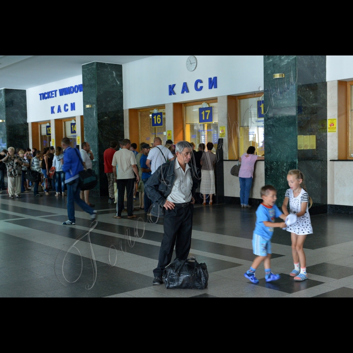 Київ. Центральний вокзал станції «Київ-Пасажирський». Привокзальна площа.