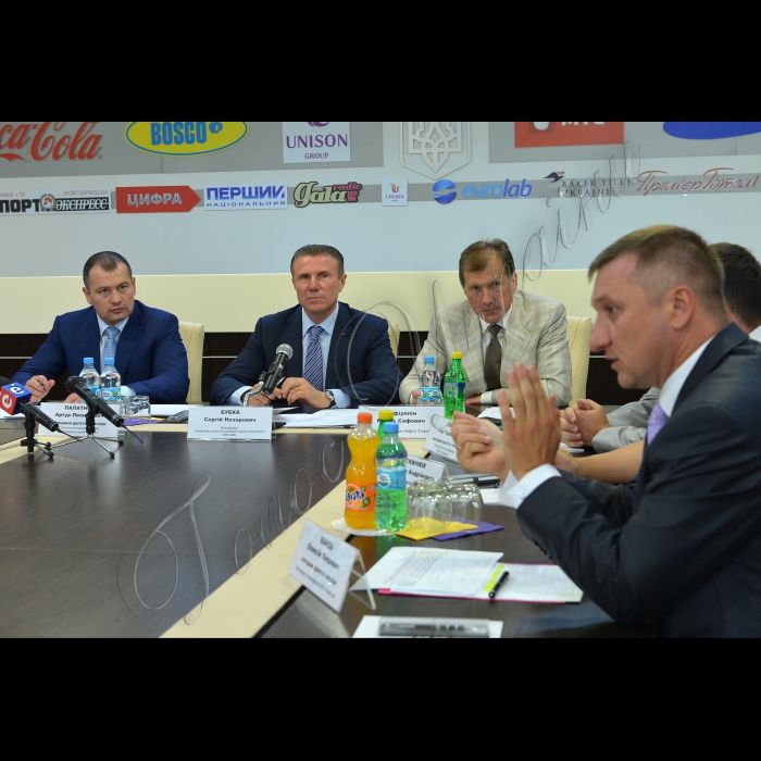 Київ. В Олімпійському домі відбулося презентаційне засідання найбільшого у Верховній Раді Міжфракційного депутатського об’єднання «Підтримка Олімпійського руху та спорту України», яке нині вже нараховує 128 народних обранців. 
За круглим столом зібралися президент Національного олімпійського комітету Сергій Бубка, міністр молоді та спорту України Равіль Сафіуллін, а також співголови Міжфракційного депутатського об'єднання -- представники всіх політичних сил парламенту -- Андрій Павелко (ВО «Батьківщина»), Артур Палатний (УДАР), Олександр Присяжнюк (КПУ), Олексій Кайда (ВО «Свобода»), Володимир Продивус (фракція ПР) та Ігор Янків (ВО «Свобода»).