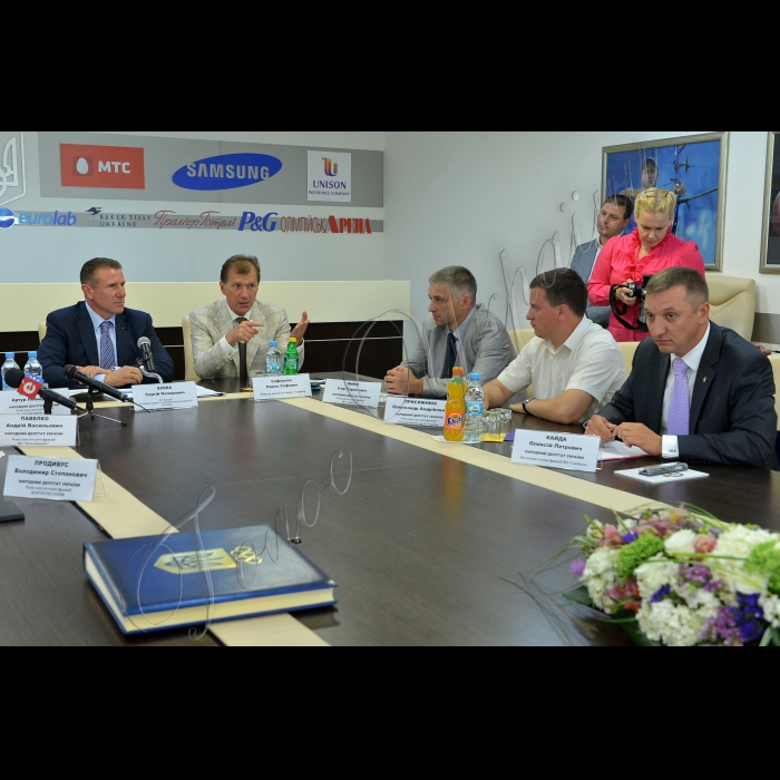 Київ. В Олімпійському домі відбулося презентаційне засідання найбільшого у Верховній Раді Міжфракційного депутатського об’єднання «Підтримка Олімпійського руху та спорту України», яке нині вже нараховує 128 народних обранців. 
За круглим столом зібралися президент Національного олімпійського комітету Сергій Бубка, міністр молоді та спорту України Равіль Сафіуллін, а також співголови Міжфракційного депутатського об'єднання -- представники всіх політичних сил парламенту -- Андрій Павелко (ВО «Батьківщина»), Артур Палатний (УДАР), Олександр Присяжнюк (КПУ), Олексій Кайда (ВО «Свобода»), Володимир Продивус (фракція ПР) та Ігор Янків (ВО «Свобода»).