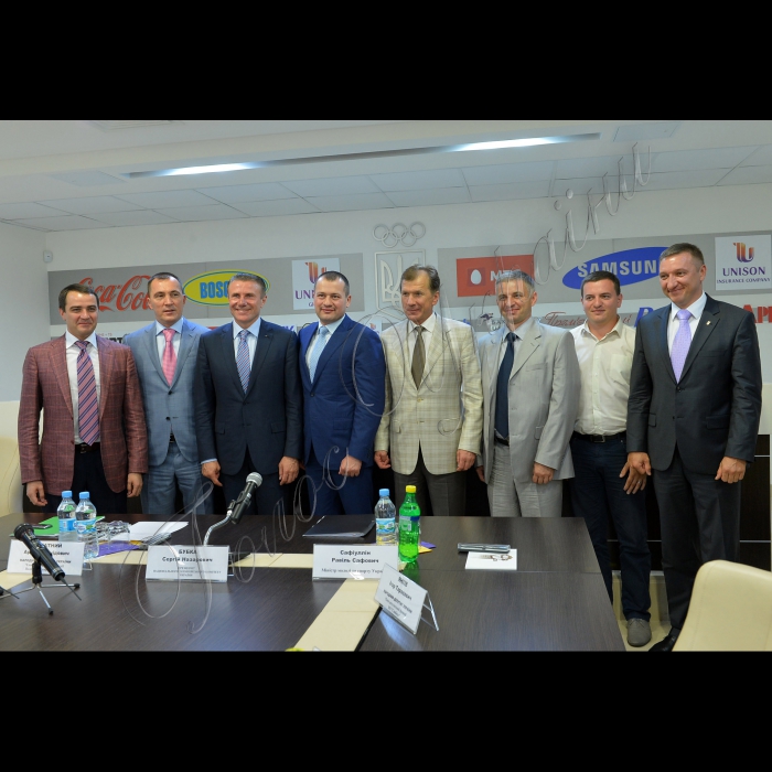 Київ. В Олімпійському домі відбулося презентаційне засідання найбільшого у Верховній Раді Міжфракційного депутатського об’єднання «Підтримка Олімпійського руху та спорту України», яке нині вже нараховує 128 народних обранців. 
За круглим столом зібралися президент Національного олімпійського комітету Сергій Бубка, міністр молоді та спорту України Равіль Сафіуллін, а також співголови Міжфракційного депутатського об'єднання -- представники всіх політичних сил парламенту -- Андрій Павелко (ВО «Батьківщина»), Артур Палатний (УДАР), Олександр Присяжнюк (КПУ), Олексій Кайда (ВО «Свобода»), Володимир Продивус (фракція ПР) та Ігор Янків (ВО «Свобода»).