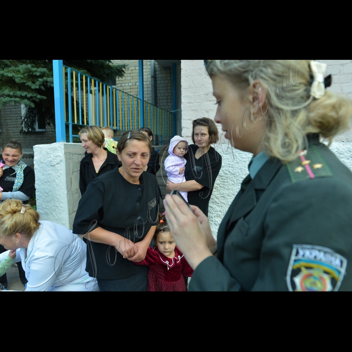 Чернігів. Чернігівська жіноча виправна  колонія  №44. Представник УПЦ при Уповноваженому Президента з прав дитини протоієрей Олег Мельничук розмовляє із засудженими та їхніми дітьми.
