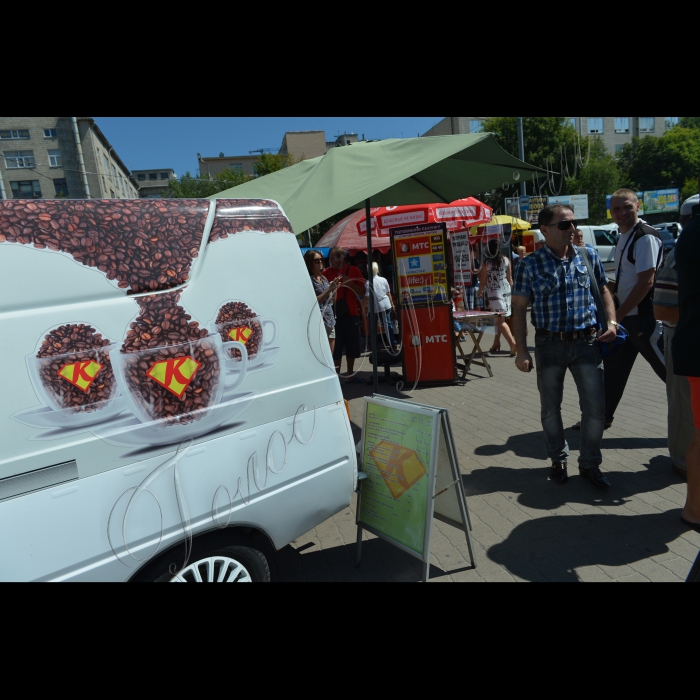 У Києві, біля станції метро «Палац «Україна» (з боку Палацу «Україна»), пройшов рейд «Незаконна торгівля шаурмою -- ганьба столиці!» Він проводиться спільно з працівниками міліції. Під час рейду будуть закриті незаконні кіоски, в яких продаються шаурма, ковбаски та інші м’ясні продукти, що в умовах спеки становлять надзвичайну небезпеку для здоров’я людей. Будуть складені протоколи про адміністративні правопорушення за незаконну торгівлю шаурмою, вилучені товари -- предмети незаконної торгівлі. Організатор рейду -- громадянська компанія «Форум порятунку Києва». 
