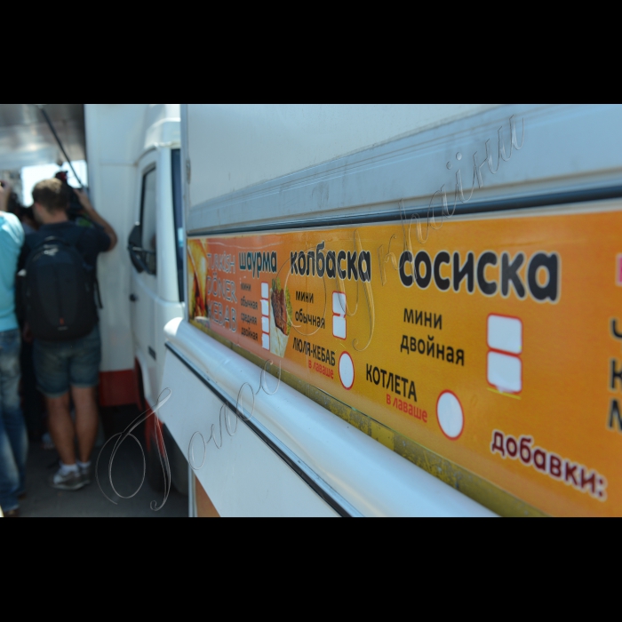 У Києві, біля станції метро «Палац «Україна» (з боку Палацу «Україна»), пройшов рейд «Незаконна торгівля шаурмою -- ганьба столиці!» Він проводиться спільно з працівниками міліції. Під час рейду будуть закриті незаконні кіоски, в яких продаються шаурма, ковбаски та інші м’ясні продукти, що в умовах спеки становлять надзвичайну небезпеку для здоров’я людей. Будуть складені протоколи про адміністративні правопорушення за незаконну торгівлю шаурмою, вилучені товари -- предмети незаконної торгівлі. Організатор рейду -- громадянська компанія «Форум порятунку Києва». 