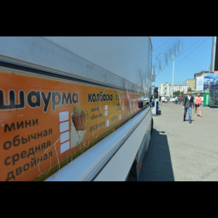 У Києві, біля станції метро «Палац «Україна» (з боку Палацу «Україна»), пройшов рейд «Незаконна торгівля шаурмою -- ганьба столиці!» Він проводиться спільно з працівниками міліції. Під час рейду будуть закриті незаконні кіоски, в яких продаються шаурма, ковбаски та інші м’ясні продукти, що в умовах спеки становлять надзвичайну небезпеку для здоров’я людей. Будуть складені протоколи про адміністративні правопорушення за незаконну торгівлю шаурмою, вилучені товари -- предмети незаконної торгівлі. Організатор рейду -- громадянська компанія «Форум порятунку Києва». 