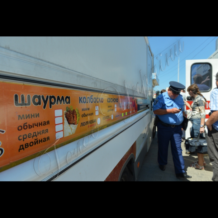 У Києві, біля станції метро «Палац «Україна» (з боку Палацу «Україна»), пройшов рейд «Незаконна торгівля шаурмою -- ганьба столиці!» Він проводиться спільно з працівниками міліції. Під час рейду будуть закриті незаконні кіоски, в яких продаються шаурма, ковбаски та інші м’ясні продукти, що в умовах спеки становлять надзвичайну небезпеку для здоров’я людей. Будуть складені протоколи про адміністративні правопорушення за незаконну торгівлю шаурмою, вилучені товари -- предмети незаконної торгівлі. Організатор рейду -- громадянська компанія «Форум порятунку Києва». 