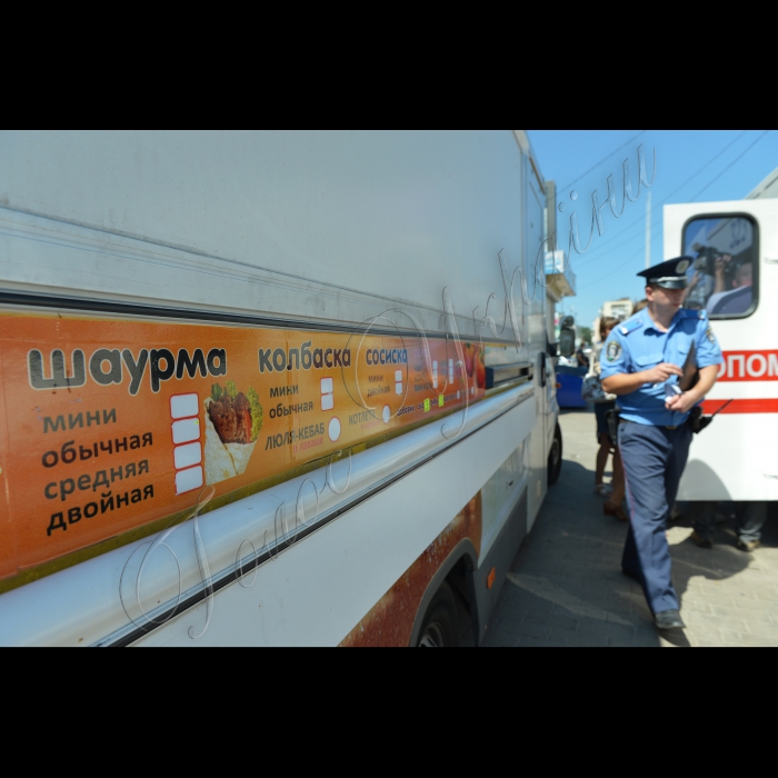 У Києві, біля станції метро «Палац «Україна» (з боку Палацу «Україна»), пройшов рейд «Незаконна торгівля шаурмою -- ганьба столиці!» Він проводиться спільно з працівниками міліції. Під час рейду будуть закриті незаконні кіоски, в яких продаються шаурма, ковбаски та інші м’ясні продукти, що в умовах спеки становлять надзвичайну небезпеку для здоров’я людей. Будуть складені протоколи про адміністративні правопорушення за незаконну торгівлю шаурмою, вилучені товари -- предмети незаконної торгівлі. Організатор рейду -- громадянська компанія «Форум порятунку Києва». 