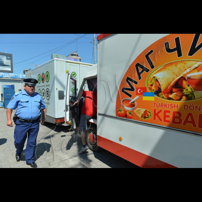 У Києві, біля станції метро «Палац «Україна» (з боку Палацу «Україна»), пройшов рейд «Незаконна торгівля шаурмою -- ганьба столиці!» Він проводиться спільно з працівниками міліції. Під час рейду будуть закриті незаконні кіоски, в яких продаються шаурма, ковбаски та інші м’ясні продукти, що в умовах спеки становлять надзвичайну небезпеку для здоров’я людей. Будуть складені протоколи про адміністративні правопорушення за незаконну торгівлю шаурмою, вилучені товари -- предмети незаконної торгівлі. Організатор рейду -- громадянська компанія «Форум порятунку Києва». 