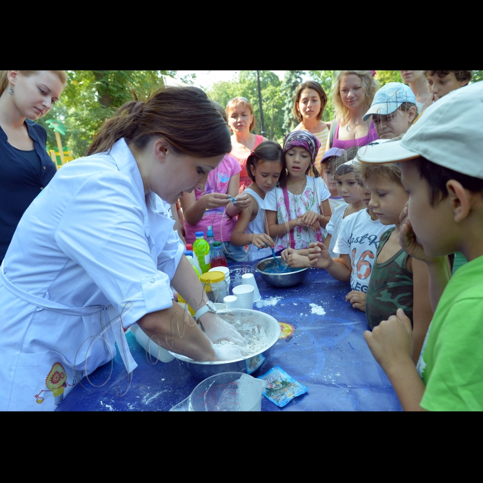 В рамках програми Благодійного фонду Костянтина Кондакова «Розвиток науки і техніки» в Києві в парку ім.Т.Шевченка відбувся науковий захід, під час якого маленькі розумники побачили на власні очі, як енергійна та винахідлива ведуча Професор Теорема показує наукові фокуси та проводить хімічні експерименти.