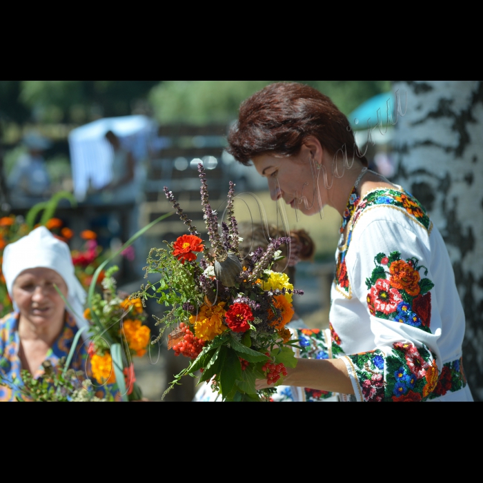 У Національному музеї народної архітектури та побуту України “Пирогів” відбулося «Свято квітів напередодні Маковея”. В програмі: виготовлення обрядових букетів -- “маковейчиків”, хороводи навколо традиційного символу свята -- Маковія.