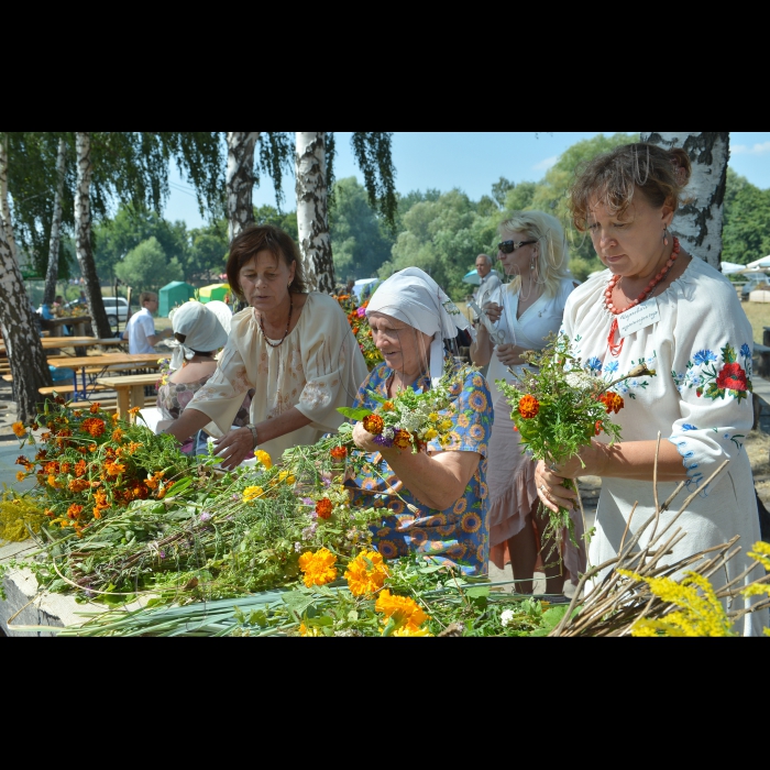 У Національному музеї народної архітектури та побуту України “Пирогів” відбулося «Свято квітів напередодні Маковея”. В програмі: виготовлення обрядових букетів -- “маковейчиків”, хороводи навколо традиційного символу свята -- Маковія.