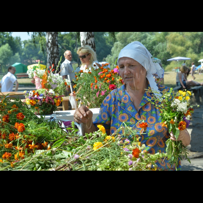 У Національному музеї народної архітектури та побуту України “Пирогів” відбулося «Свято квітів напередодні Маковея”. В програмі: виготовлення обрядових букетів -- “маковейчиків”, хороводи навколо традиційного символу свята -- Маковія.