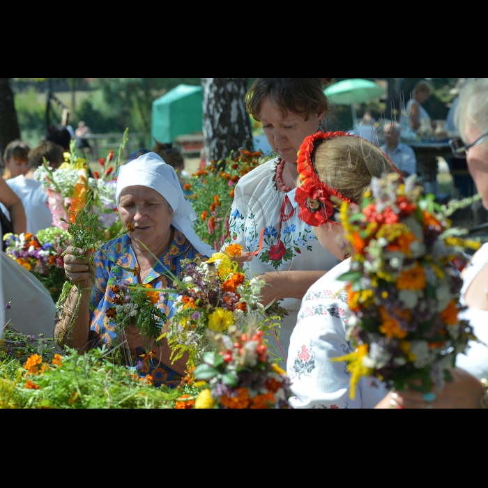 У Національному музеї народної архітектури та побуту України “Пирогів” відбулося «Свято квітів напередодні Маковея”. В програмі: виготовлення обрядових букетів -- “маковейчиків”, хороводи навколо традиційного символу свята -- Маковія.