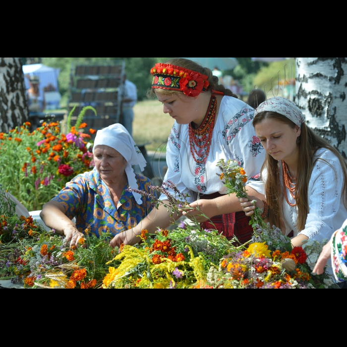 У Національному музеї народної архітектури та побуту України “Пирогів” відбулося «Свято квітів напередодні Маковея”. В програмі: виготовлення обрядових букетів -- “маковейчиків”, хороводи навколо традиційного символу свята -- Маковія.