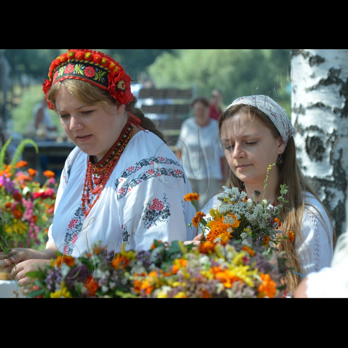 У Національному музеї народної архітектури та побуту України “Пирогів” відбулося «Свято квітів напередодні Маковея”. В програмі: виготовлення обрядових букетів -- “маковейчиків”, хороводи навколо традиційного символу свята -- Маковія.