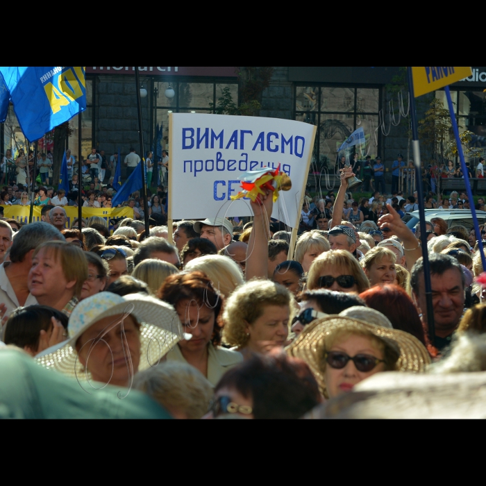 Київ. Під стінами столичної міської ради, де відбувалося пленарне засідання XII сесії Київради VI скликання, зібрались працівники бюджетної сфери Києва. Вони вимагали від депутатів міськради проведення сесії та прийняття рішень щодо виділення коштів на виплату муніципальних надбавок вчителям, медикам та соціальним працівникам.