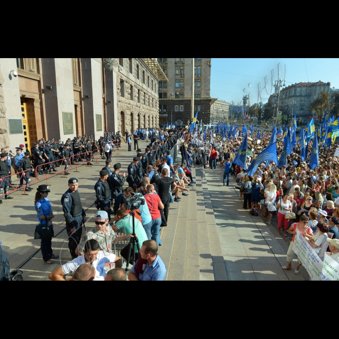 Київ. Під стінами столичної міської ради, де відбувалося пленарне засідання XII сесії Київради VI скликання, зібрались працівники бюджетної сфери Києва. Вони вимагали від депутатів міськради проведення сесії та прийняття рішень щодо виділення коштів на виплату муніципальних надбавок вчителям, медикам та соціальним працівникам.