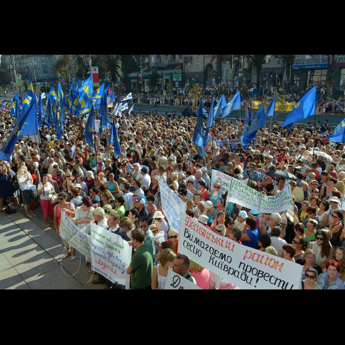 Київ. Під стінами столичної міської ради, де відбувалося пленарне засідання XII сесії Київради VI скликання, зібрались працівники бюджетної сфери Києва. Вони вимагали від депутатів міськради проведення сесії та прийняття рішень щодо виділення коштів на виплату муніципальних надбавок вчителям, медикам та соціальним працівникам.