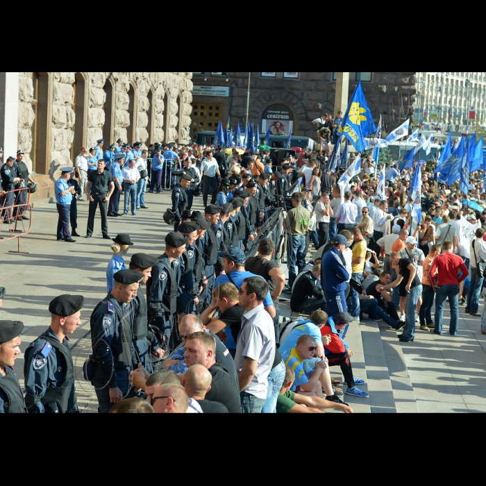 Київ. Під стінами столичної міської ради, де відбувалося пленарне засідання XII сесії Київради VI скликання, зібрались працівники бюджетної сфери Києва. Вони вимагали від депутатів міськради проведення сесії та прийняття рішень щодо виділення коштів на виплату муніципальних надбавок вчителям, медикам та соціальним працівникам.