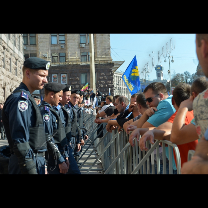 Київ. Під стінами столичної міської ради, де відбувалося пленарне засідання XII сесії Київради VI скликання, зібрались працівники бюджетної сфери Києва. Вони вимагали від депутатів міськради проведення сесії та прийняття рішень щодо виділення коштів на виплату муніципальних надбавок вчителям, медикам та соціальним працівникам.