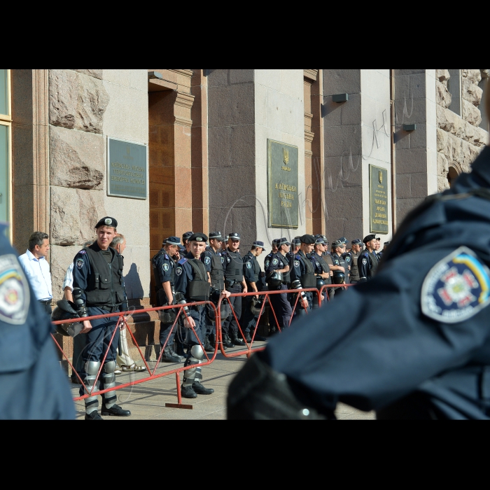 Київ. Під стінами столичної міської ради, де відбувалося пленарне засідання XII сесії Київради VI скликання, зібрались працівники бюджетної сфери Києва. Вони вимагали від депутатів міськради проведення сесії та прийняття рішень щодо виділення коштів на виплату муніципальних надбавок вчителям, медикам та соціальним працівникам.