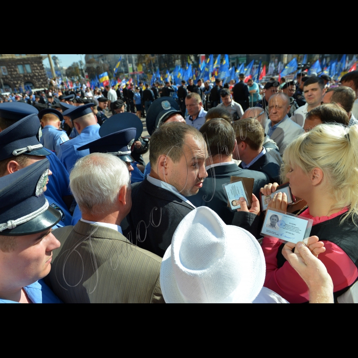 Київ. Під стінами столичної міської ради, де відбувалося пленарне засідання XII сесії Київради VI скликання, зібрались працівники бюджетної сфери Києва. Вони вимагали від депутатів міськради проведення сесії та прийняття рішень щодо виділення коштів на виплату муніципальних надбавок вчителям, медикам та соціальним працівникам.