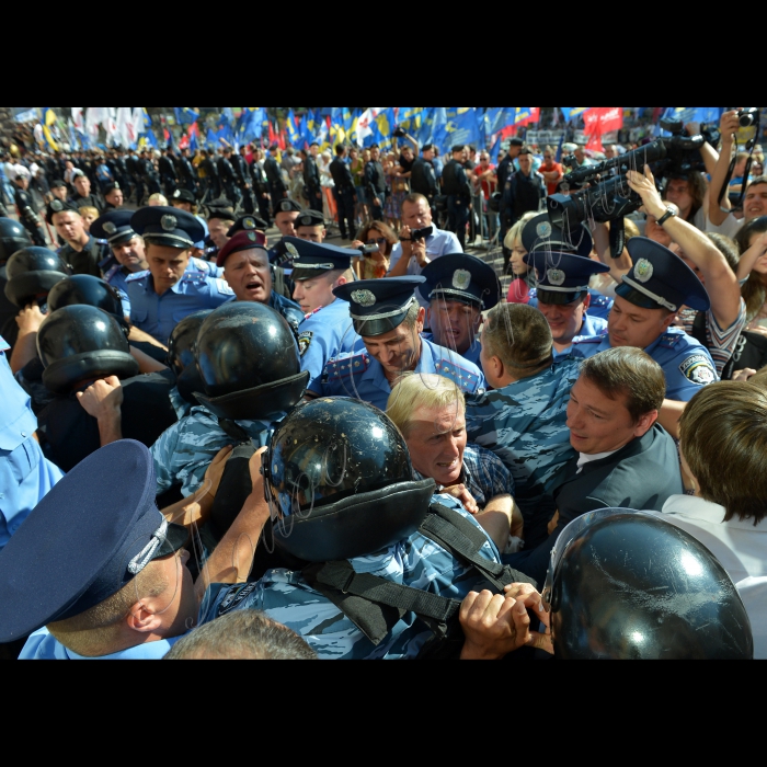 Київ. Під стінами столичної міської ради, де відбувалося пленарне засідання XII сесії Київради VI скликання, зібрались працівники бюджетної сфери Києва. Вони вимагали від депутатів міськради проведення сесії та прийняття рішень щодо виділення коштів на виплату муніципальних надбавок вчителям, медикам та соціальним працівникам.