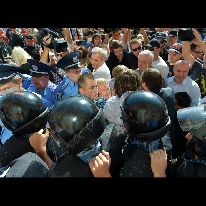 Київ. Під стінами столичної міської ради, де відбувалося пленарне засідання XII сесії Київради VI скликання, зібрались працівники бюджетної сфери Києва. Вони вимагали від депутатів міськради проведення сесії та прийняття рішень щодо виділення коштів на виплату муніципальних надбавок вчителям, медикам та соціальним працівникам.