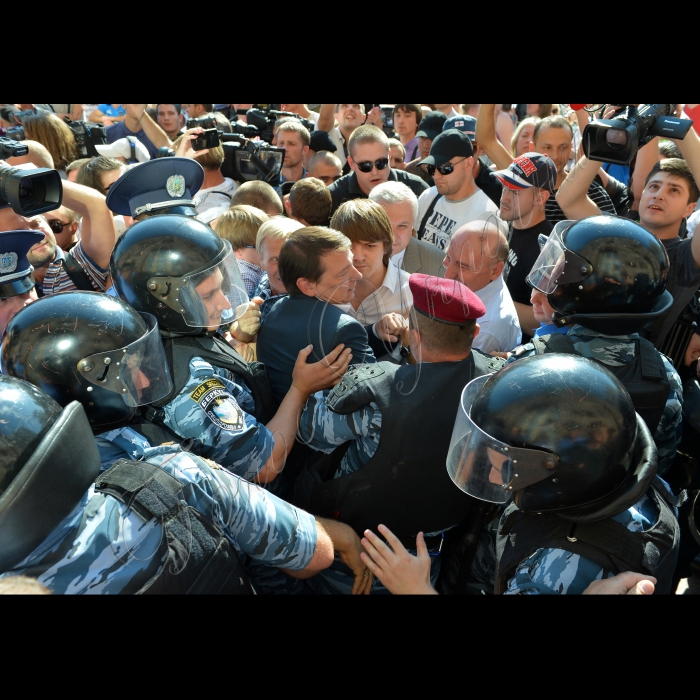 Київ. Під стінами столичної міської ради, де відбувалося пленарне засідання XII сесії Київради VI скликання, зібрались працівники бюджетної сфери Києва. Вони вимагали від депутатів міськради проведення сесії та прийняття рішень щодо виділення коштів на виплату муніципальних надбавок вчителям, медикам та соціальним працівникам.
