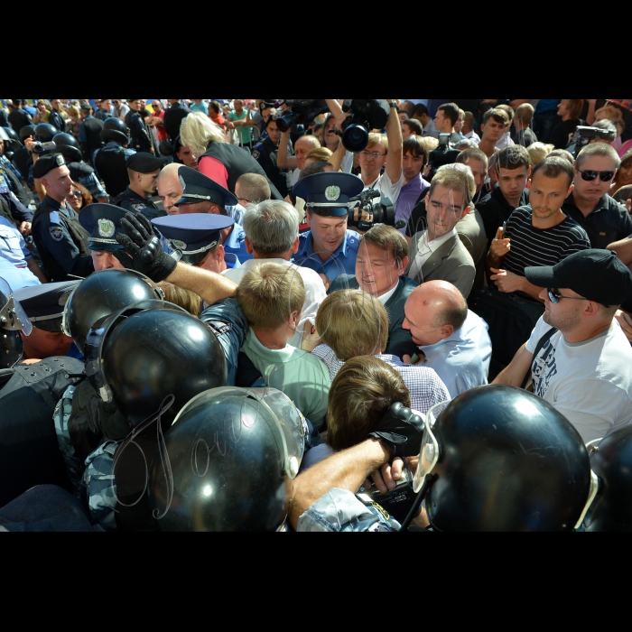 Київ. Під стінами столичної міської ради, де відбувалося пленарне засідання XII сесії Київради VI скликання, зібрались працівники бюджетної сфери Києва. Вони вимагали від депутатів міськради проведення сесії та прийняття рішень щодо виділення коштів на виплату муніципальних надбавок вчителям, медикам та соціальним працівникам.