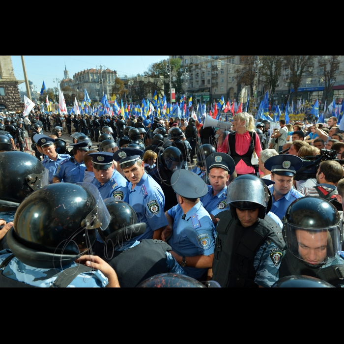 Київ. Під стінами столичної міської ради, де відбувалося пленарне засідання XII сесії Київради VI скликання, зібрались працівники бюджетної сфери Києва. Вони вимагали від депутатів міськради проведення сесії та прийняття рішень щодо виділення коштів на виплату муніципальних надбавок вчителям, медикам та соціальним працівникам.
