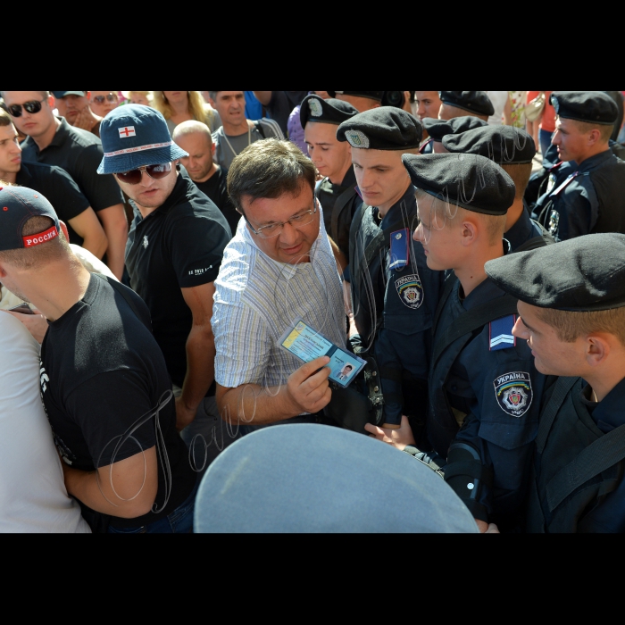 Київ. Під стінами столичної міської ради, де відбувалося пленарне засідання XII сесії Київради VI скликання, зібрались працівники бюджетної сфери Києва. Вони вимагали від депутатів міськради проведення сесії та прийняття рішень щодо виділення коштів на виплату муніципальних надбавок вчителям, медикам та соціальним працівникам.