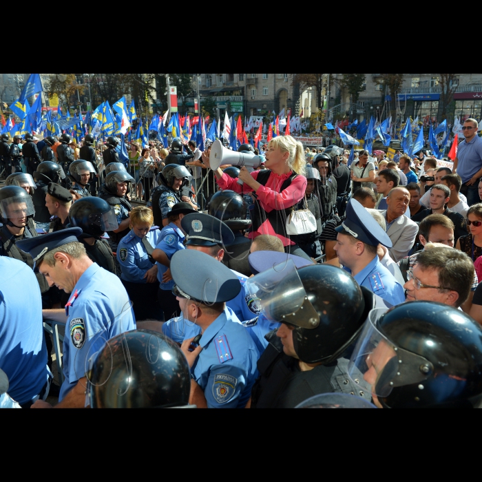 Київ. Під стінами столичної міської ради, де відбувалося пленарне засідання XII сесії Київради VI скликання, зібрались працівники бюджетної сфери Києва. Вони вимагали від депутатів міськради проведення сесії та прийняття рішень щодо виділення коштів на виплату муніципальних надбавок вчителям, медикам та соціальним працівникам.