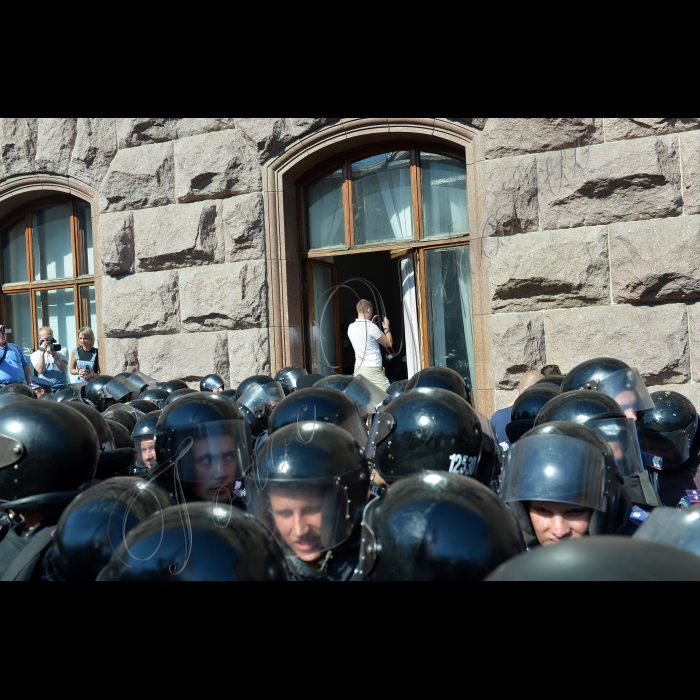Київ. Під стінами столичної міської ради, де відбувалося пленарне засідання XII сесії Київради VI скликання, зібрались працівники бюджетної сфери Києва. Вони вимагали від депутатів міськради проведення сесії та прийняття рішень щодо виділення коштів на виплату муніципальних надбавок вчителям, медикам та соціальним працівникам.