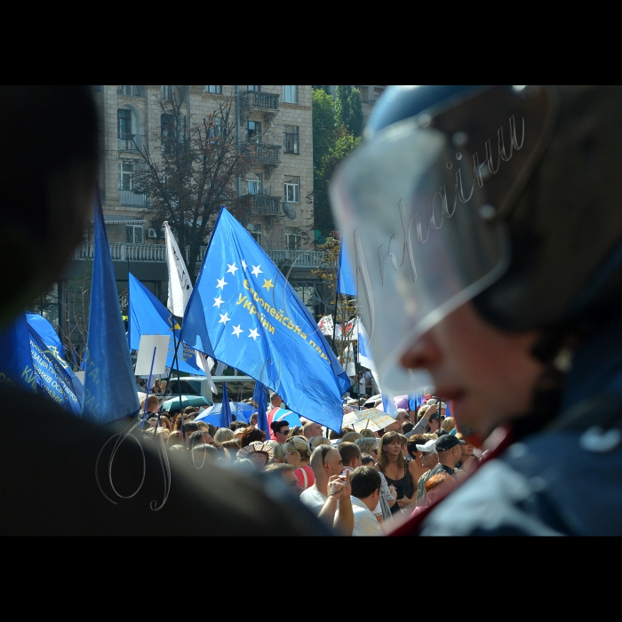 Київ. Під стінами столичної міської ради, де відбувалося пленарне засідання XII сесії Київради VI скликання, зібрались працівники бюджетної сфери Києва. Вони вимагали від депутатів міськради проведення сесії та прийняття рішень щодо виділення коштів на виплату муніципальних надбавок вчителям, медикам та соціальним працівникам.