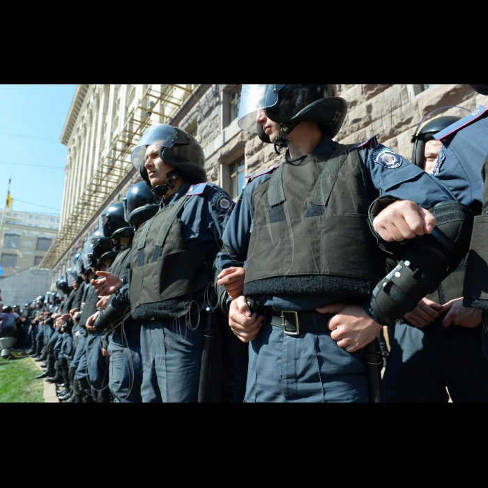 Київ. Під стінами столичної міської ради, де відбувалося пленарне засідання XII сесії Київради VI скликання, зібрались працівники бюджетної сфери Києва. Вони вимагали від депутатів міськради проведення сесії та прийняття рішень щодо виділення коштів на виплату муніципальних надбавок вчителям, медикам та соціальним працівникам.