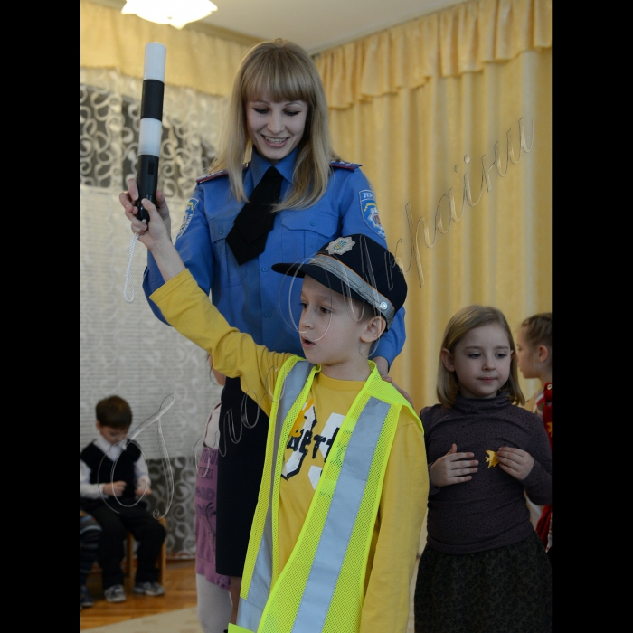 Дитячий садок №201. Дарницький район Києва. Співробітники ДАІ провели урок для дітей з правил безпеки на дорозі.